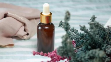 Evde cilt bakımı için gerekli yağın nasıl uygulanacağının gösterimi.