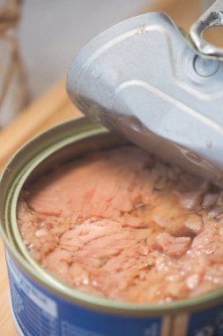 Bir ton balığı konservesi açılır ve mutfaktaki içeriği ortaya çıkar..