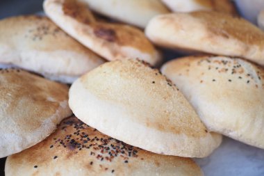 Ekmek ruloları bir markette bir masanın üzerinde düzenlenir. Sıcaklar..