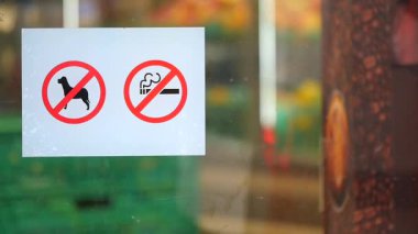 İçeride sigara ve köpek yasak diye bir tabela var..