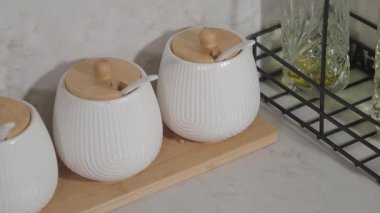 Şeker kapları ve yağ şişeleri mutfak tezgahında düzenlenir..