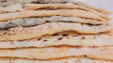 Bir aşçı temel malzemeler ve pişirme teknikleri kullanarak düz ekmek hazırlar..