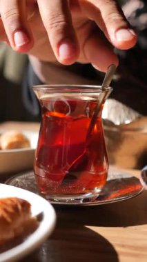 Sıcak bir ortamda aperatifli Türk çayının tadını çıkarıyorum..