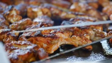 Açık havada arkadaşlarla ızgarada tavuk pişirmek..