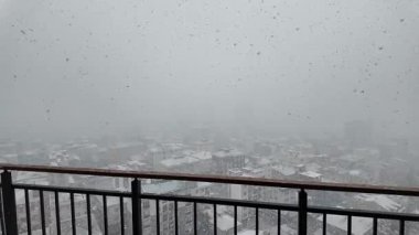 Kar fırtınası şehir siluetini vururken binaları kaplıyor..