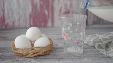 Yumurta ve sütle basit kahvaltı hazırlıyorum. 