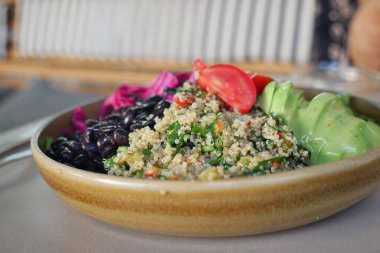 Kasede kinoa, siyah fasulye ve kafede servis edilen taze sebzeler var..