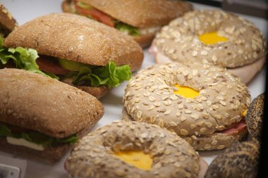 Sandviç ve simitler müşteriler için bir tezgahta düzenlenir..