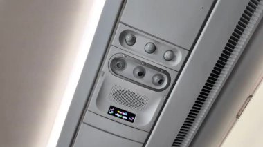 Gündüz vakti bir binada klima kontrolü.