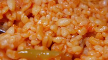 Tabakta bulgur pirincine yakın çekim .