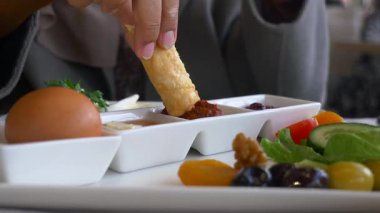 Yumurtalı, peynirli, sebzeli ve pastalı kahvaltı tabağı..