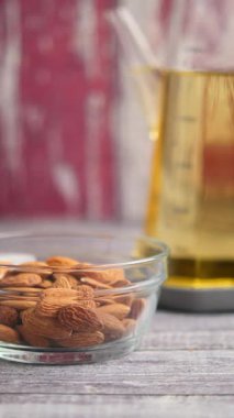 Kavanozda badem fıstığı ve masada yağ. 