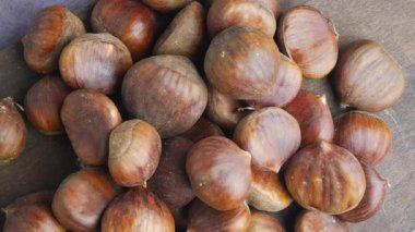 Kestaneler ahşap bir masada yemek pişirmek için düzenlenir..