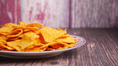 İnsanlar eğlenceli bir toplantı sırasında abur cuburları paylaşıp eğleniyorlar..