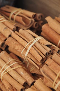 Markette iplerle sarılı tarçın çubukları sergileniyor.