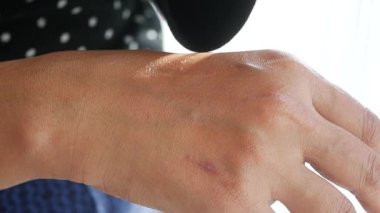 Bir odaya aloe vera jeli sürmek .