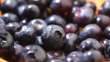 Yabanmersini bir kâseyi doldurur, atıştırmalık veya yemek için seçilmeye hazırdır..