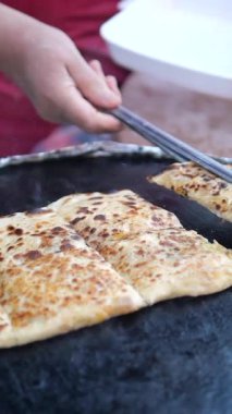 Açık bir alanda pişmiş ekmek ızgarası hazır..