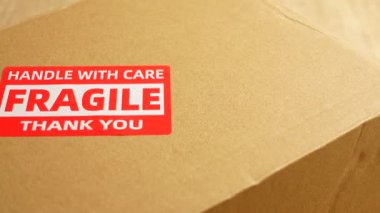 Kırılgan bir paketi taşıma konusunda özel bir özen gösterilir..