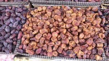 Pazarda satılık pek çok tarih meyvesi türü gösteriliyor