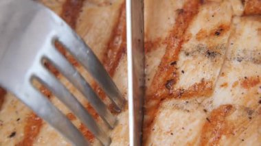 Misafirler güneşli bir öğleden sonra birlikte yemek yiyip tavuk pişiriyorlar..