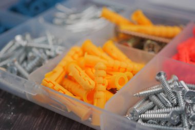 Vida ve duvar tıkaçları temiz bir plastik depolama kutusu içinde düzenlenir.