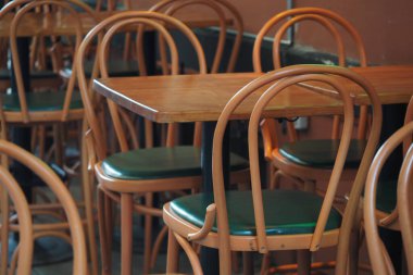 Birkaç ahşap masa ve sandalye bir yemek salonunda düzenlenir..