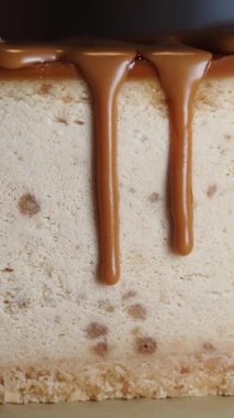 Masanın üzerinde Karamelli Kek Yakın plan.