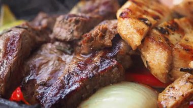 Tabakta sebzeli ızgara et.