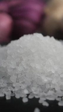 Tuz arka planda çeşitli baharatlarla ayrıntılı olarak gösterilir.