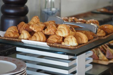 Kruvasanlar bir tepside bir kafede servis edilmeye hazırdır..