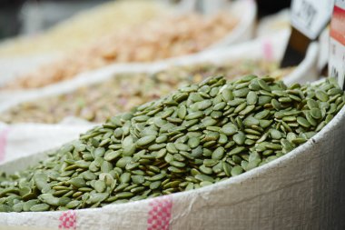 Yeşil balkabağı tohumları yerel bir markette poşetlerin içinde..