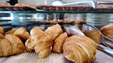 Fırın, sabah saatlerinde vitrindeki çeşitli hamur işlerini gösteriyor..