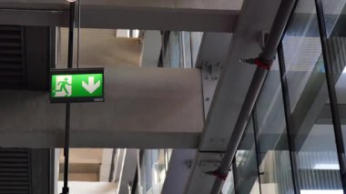 İşaretler, büyük ve modern binanın neresinden çıkılacağını gösteriyor..