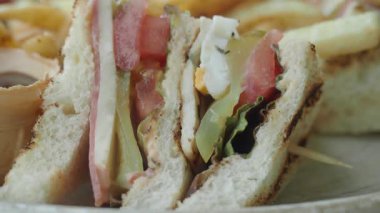 Et ve sebzeleri bir sandviçe koyma süreci..