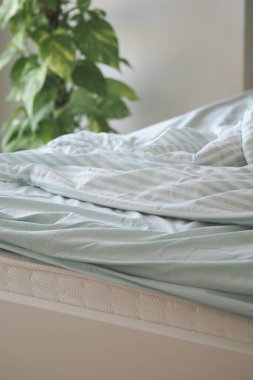 Sabahın erken saatlerinde dağınık yatak..