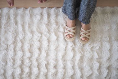 Ayağında ayakkabılar, yumuşak halıda parlak bir yerde