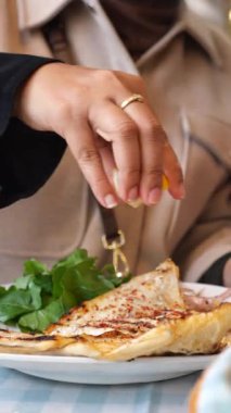 Balığa limon sıkan kişi.