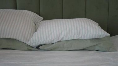Yastıklar gündüz vakti bir odada bir yatağa yerleştirilir..