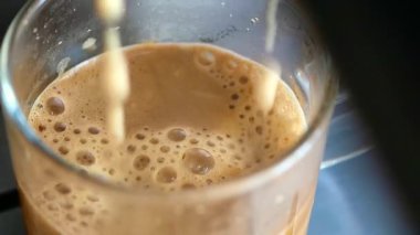 Bu, cam bardakta kahve yapma sürecini gösteriyor..