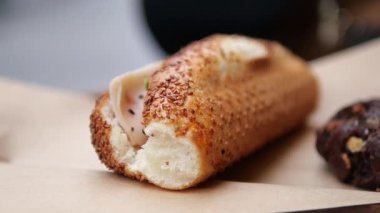 Bir fırıncı, yerel bir dükkanda içi doldurulmuş taze ekmek gösterir..