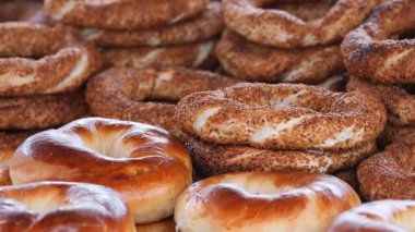 İnsanlar yerel bir pastanede taze ekmek ve hamur işlerinin tadını çıkarıyorlar..