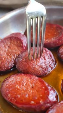 Kızartma tavasında Türk sosisi .