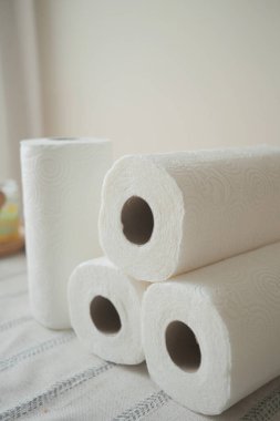 Dört rulo kağıt havlu bir yüzey üzerinde dinleniyor..