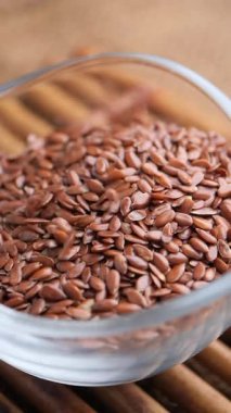 Keten tohumları sağlıklı yemek fikirleri için cam bir kasede sergilenir..