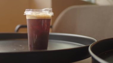 Buzlu kahve gün boyunca bir kafede bir tepside oturur..