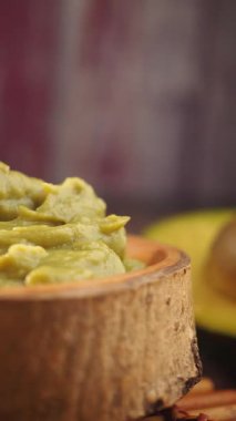 Avokado sosu ve mutfakta taze malzemeler..