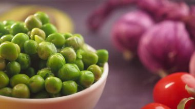 Bezelyeler ve çeşitli sebzeler pişirmeye hazır..