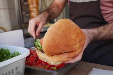 Marul ve domatesli biftekli sandviç..