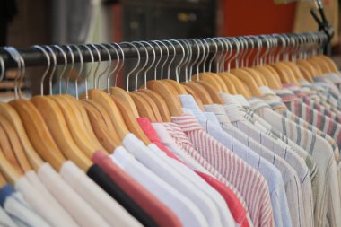 Tişörtler gün içinde perakende satış ortamında askılarda sergilenir.